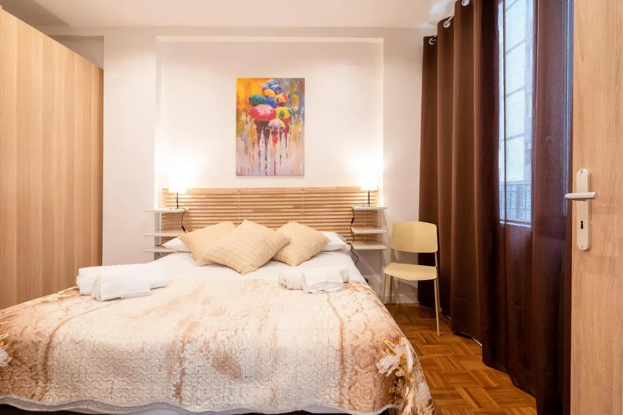 バーリCasa Dei Fiori Colorful Apt Near The Stationアパートメント 0*, バーリ